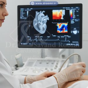 بیمار در حال انجام اکوکاردیوگرافی در کلینیک، آماده برای بررسی عملکرد قلب با آرامش و بدون درد
