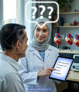 بنر پزشکی شامل دستگاه هولتر قلب در مرکز تصویر، صحنه‌هایی از نصب توسط پرستار، فعالیت روزانه بیمار و استراحت در خانه روی پس‌زمینه سفید با جزئیات آبی.