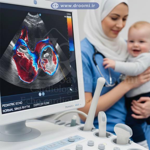 اکو داپلر رنگی قلب کودک با نمایش جریان خون قرمز و آبی و حضور پزشک اطفال در پس‌زمینه