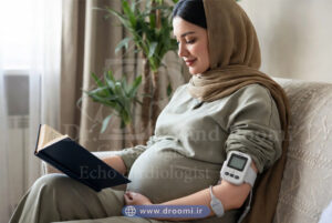 زن باردار در سه‌ماهه سوم با دستگاه هولتر فشارخون در منزل