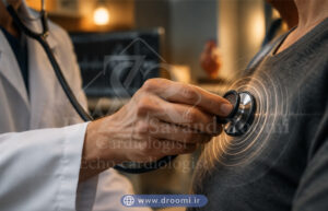 دست پزشک در حال گوش دادن به صدای قلب بیمار با استتوسکوپ و نماد امواج صوتی سوفل قلبی