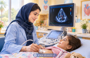 پزشک فوق تخصص قلب اطفال در حال انجام اکوکاردیوگرافی غیرتهاجمی برای کودک در محیطی آرام و بدون استرس